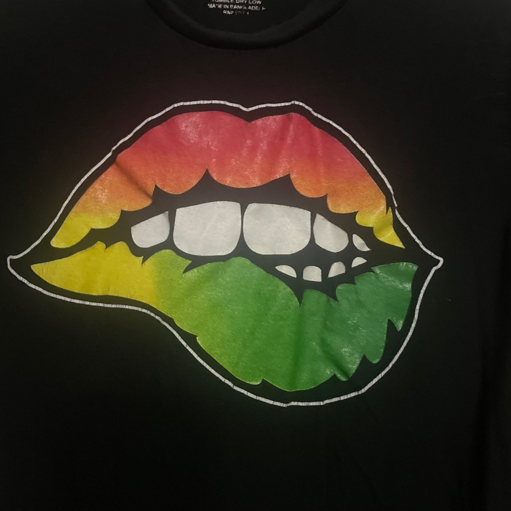 ON FIRE Graphic T Shirt Lips Rasta Colors Black Size‎ S Women Cotton
